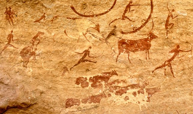 Pintura rupestre com figuras humanas e animais em representação de uma cena de caça