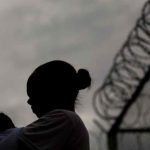 Silhueta de menina com outra criança nos braços