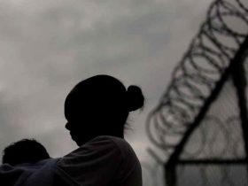 Silhueta de menina com outra criança nos braços