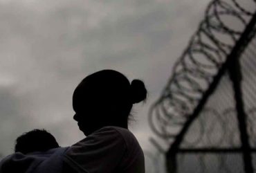 Silhueta de menina com outra criança nos braços