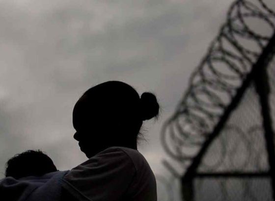 Silhueta de menina com outra criança nos braços