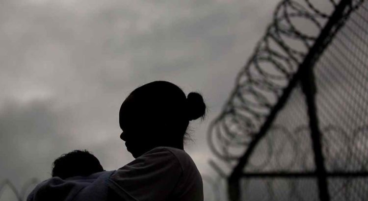 Silhueta de menina com outra criança nos braços