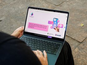 Pessoa utiliza notebook que exibe o Guia de Diretrizes para Design de Interfaces com Foco em IHC Feminista.