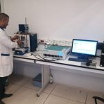 Pesquisador trabalha em laboratório de pesquisa