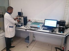 Pesquisador trabalha em laboratório de pesquisa
