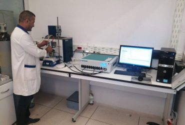 Pesquisador trabalha em laboratório de pesquisa