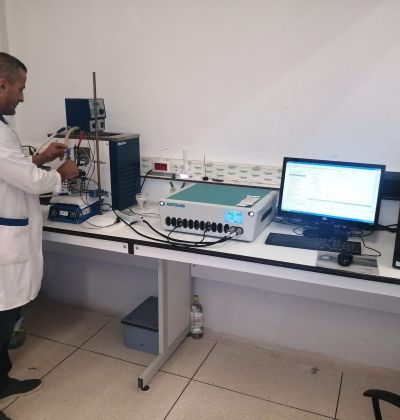 Pesquisador trabalha em laboratório de pesquisa
