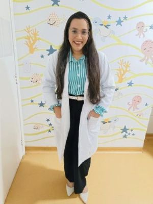 Pesquisadora usando jaleco em ambiente hospitalar ou de pesquisa.