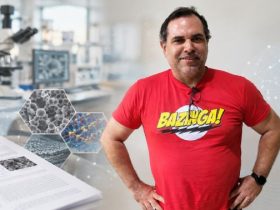 Helinando Pequeno de Oliveira veste camiseta vermelha com a estampa Bazinga! e posa em uma colagem com imagens de microscopia, estruturas microscópicas e elementos de um laboratório de pesquisa científica.