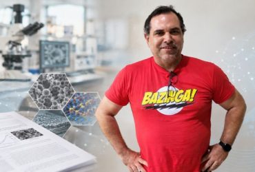 Helinando Pequeno de Oliveira veste camiseta vermelha com a estampa Bazinga! e posa em uma colagem com imagens de microscopia, estruturas microscópicas e elementos de um laboratório de pesquisa científica.