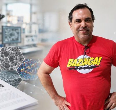 Helinando Pequeno de Oliveira veste camiseta vermelha com a estampa Bazinga! e posa em uma colagem com imagens de microscopia, estruturas microscópicas e elementos de um laboratório de pesquisa científica.