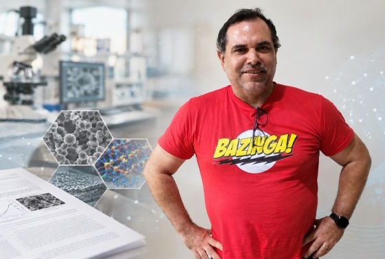 Helinando Pequeno de Oliveira veste camiseta vermelha com a estampa Bazinga! e posa em uma colagem com imagens de microscopia, estruturas microscópicas e elementos de um laboratório de pesquisa científica.