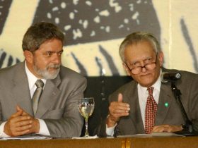 Presidente Lula e Celso Furtado durante evento de recriação da SUDENE, em Fortaleza, Ceará, em 2003.
