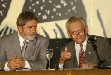 Presidente Lula e Celso Furtado durante evento de recriação da SUDENE, em Fortaleza, Ceará, em 2003.