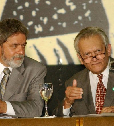 Presidente Lula e Celso Furtado durante evento de recriação da SUDENE, em Fortaleza, Ceará, em 2003.