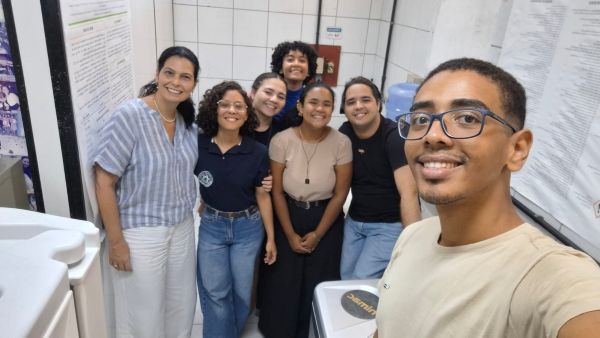 Professora Raquel Alcântara de Miranda e estudantes da Universidade Federal do Ceará reunidos em um laboratório.