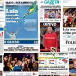 Montagem de capas de jornais brasileiros destacando a vitória eleitoral de Lula, com manchetes de O Globo, Folha de S.Paulo, Valor, A Tarde, Diário de Pernambuco, Gazeta, O Povo e Tribuna do Norte.