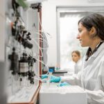 Jovens cientistas brasileiros em laboratório representam a esperança de fortalecimento da pesquisa, do financiamento científico e da inovação no Brasil.