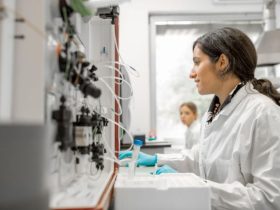Jovens cientistas brasileiros em laboratório representam a esperança de fortalecimento da pesquisa, do financiamento científico e da inovação no Brasil.