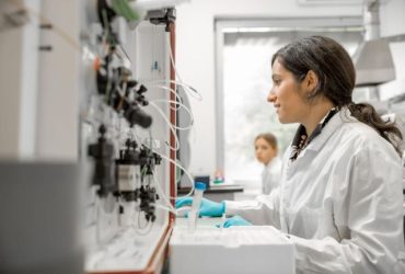 Jovens cientistas brasileiros em laboratório representam a esperança de fortalecimento da pesquisa, do financiamento científico e da inovação no Brasil.