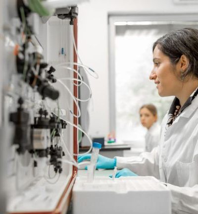 Jovens cientistas brasileiros em laboratório representam a esperança de fortalecimento da pesquisa, do financiamento científico e da inovação no Brasil.